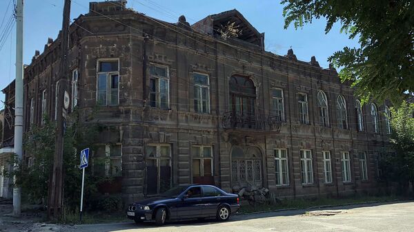 Старое здание в историческом районе Кумайри в Гюмри - Sputnik Армения