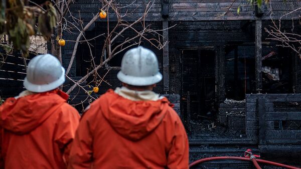 Пожарники осматривают место возгорания у здания парламента Армении после его тушения (9 ноября 2019). Еревaн - Sputnik Армения