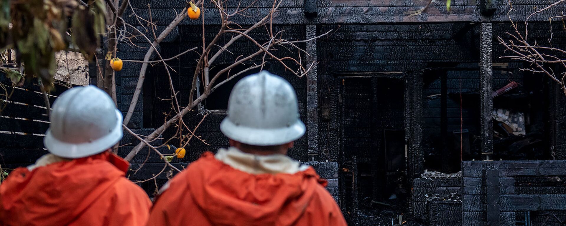 Пожарники осматривают место возгорания у здания парламента Армении после его тушения (9 ноября 2019). Еревaн - Sputnik Արմենիա, 1920, 29.05.2021