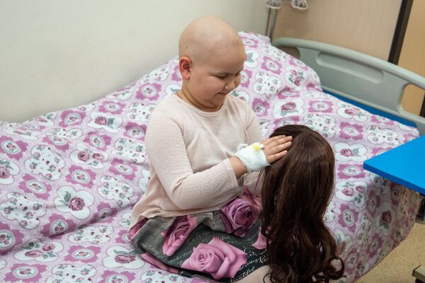 Ты не один: Люсия из Карабаха точно знает, что победит лейкоз и наденет свадебное платье Ты не один: Люсия из Карабаха точно знает, что победит лейкоз и наденет свадебное платье - Sputnik Армения