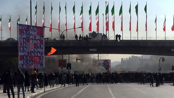 Акция протеста после поднятия цен на бензин, в центральном городе Исфахан (16 ноября 2019). Иран - Sputnik Արմենիա