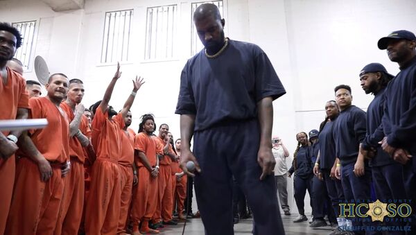 Канье Уэст и его хор выступают в тюрьме округа Харрис в Хьюстоне (15 ноября 2019). Техас - Sputnik Армения