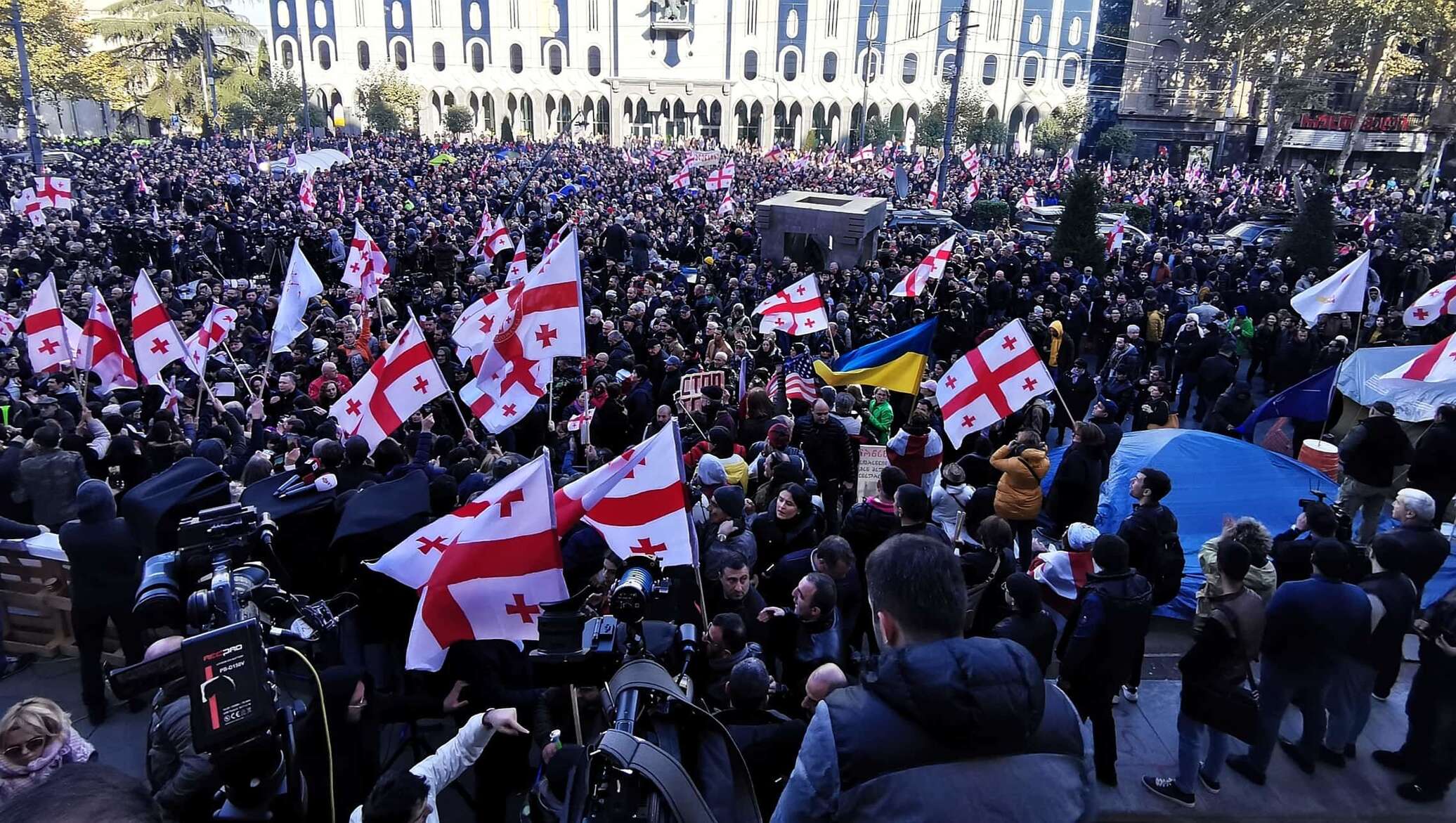 политический кризис на украине. митинги в грузии. протесты в грузии сейчас. тбилиси штурм парламента. майдан в грузии 2023.