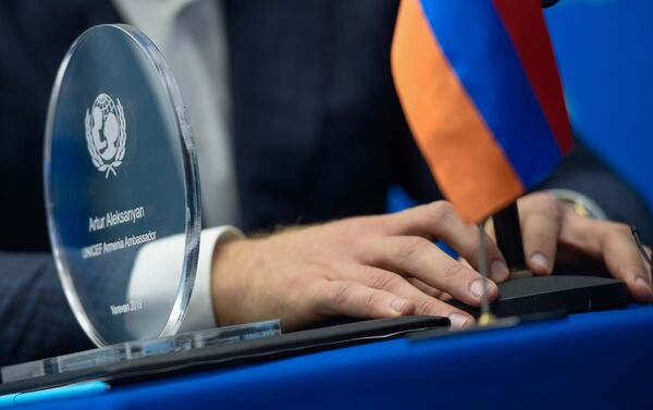 Церемония назначения Артура Алексаняна национальным послом ЮНИСЕФ в Армении (18 ноября 2019). Еревaн Церемония назначения Артура Алексаняна национальным послом ЮНИСЕФ в Армении (18 ноября 2019). Еревaн - Sputnik Армения