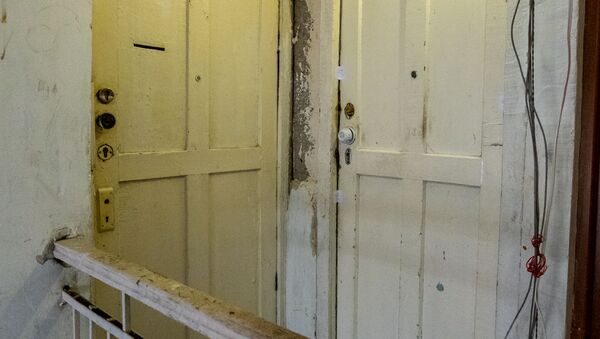 Дверь от квартиры, в которой погибли бабушка и четверо ее внуков - Sputnik Армения