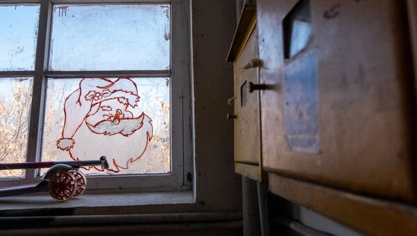 Рисунки на стекле погибшего от угарного газа ребенка и счетчик газа в подъезде - Sputnik Արմենիա