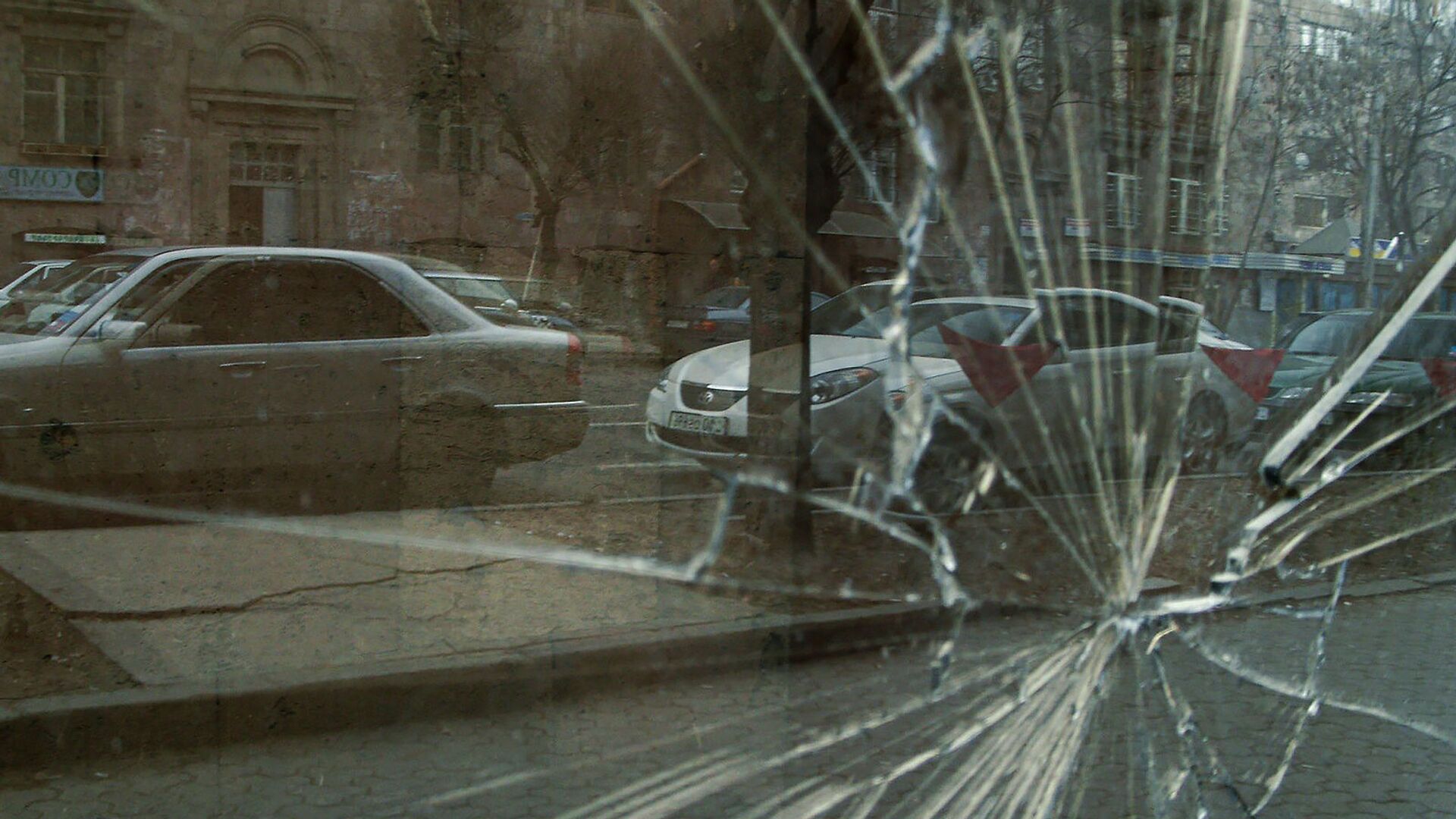 Разбитое стекло на улице - Sputnik Արմենիա, 1920, 01.04.2021