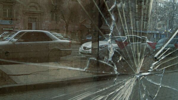 Разбитое стекло на улице - Sputnik Армения