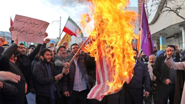Жители Ирана сжигают американский флаг во время протеста в поддержку правительства Исламской Республики и верховного лидера Аятоллы Али Хаменеи (20 ноября 2019). Ардебиль - Sputnik Армения