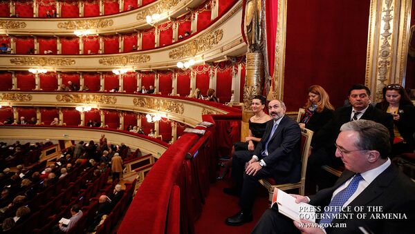 Премьер-министр Никол Пашинян с супругой Анной Акопян посетили оперный театр Ла Скала (20 ноября 2019). Милан - Sputnik Армения