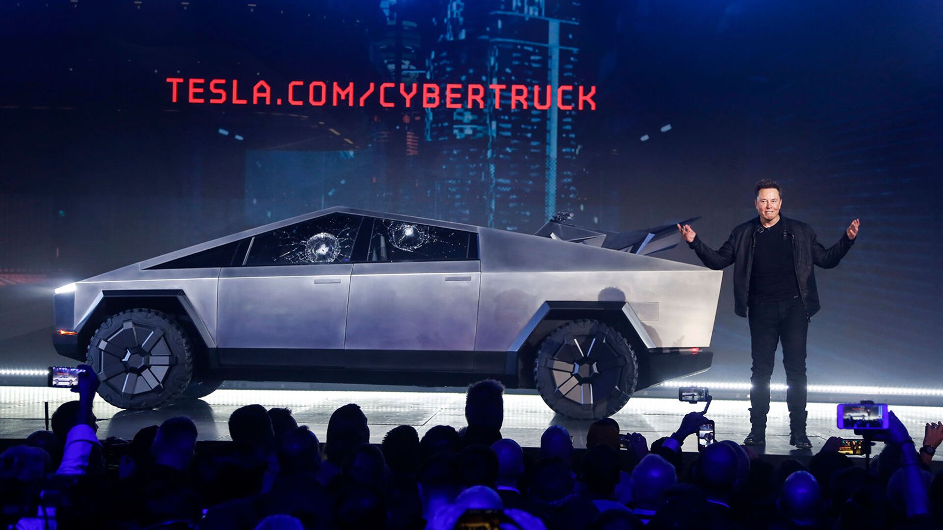 Гендиректор Tesla Элон Маск во время презентации Cybertruck в студии дизайна Tesla (21 ноября 2019). Калифорния - Sputnik Армения, 1920, 25.12.2021