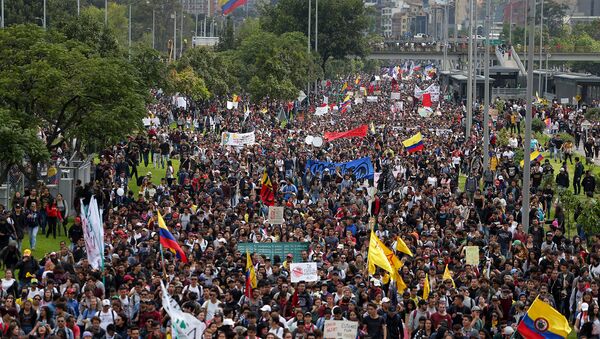 Антиправительственные демонстранты маршируют во время общенациональной забастовки в Боготе (21 ноября 2019). Колумбия - Sputnik Армения