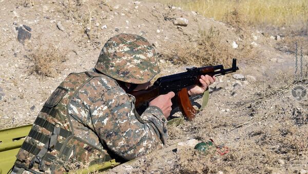 Армянский военнослужащий на учениях по стрельбе - Sputnik Армения