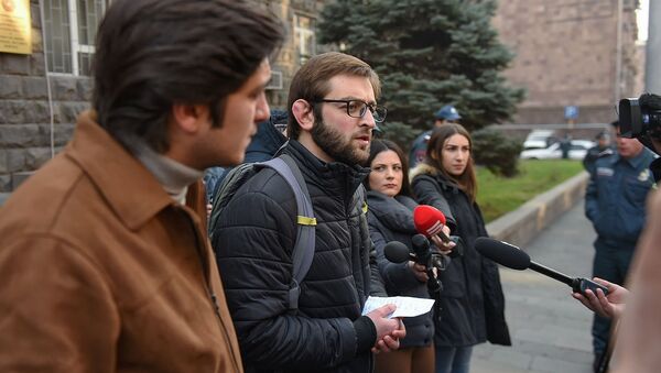 Давид Петросян во время акции протеста гражданской инициативы Рестарт перед зданием СНБ (25 ноября 2019). Еревaн - Sputnik Армения