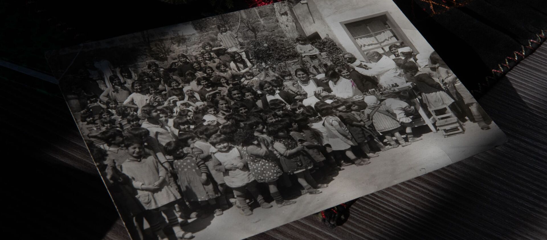 Фотография с изображением Марии Якобсон среди сирот в музее-институте Геноцида армян - Sputnik Արմենիա, 1920, 05.03.2021