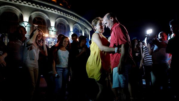 Танцующие люди во время фестиваля Ереванское лето - Sputnik Արմենիա