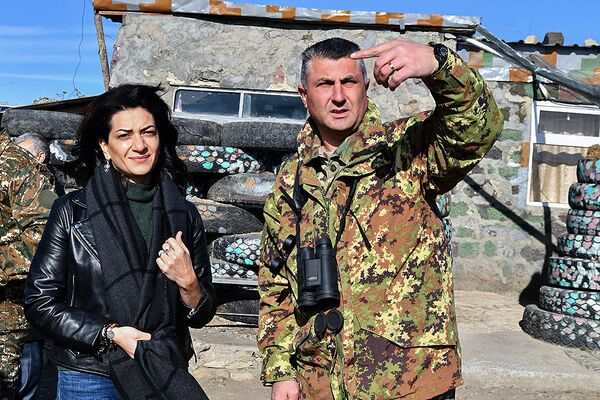 Здесь совсем иной дух: Анна Акопян посетила боевую позицию и вспомнила сына-солдата Здесь совсем иной дух: Анна Акопян посетила боевую позицию и вспомнила сына-солдата - Sputnik Армения