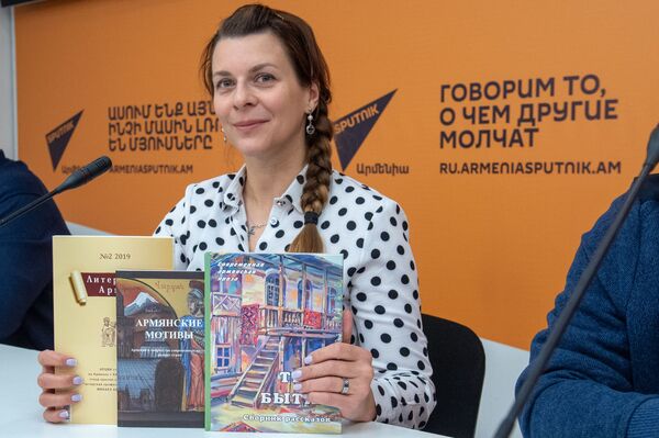 Литература, как горящая изба - входят только женщины: открыт прием заявок на Антоновку Литература, как горящая изба - входят только женщины: открыт прием заявок на Антоновку - Sputnik Армения