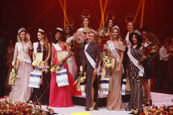 Участницы во время церемонии награждения финала международного конкурса Miss Fashion 2019 GODDESS OF THE UNIVERSE в концертном зале Vegas City Hall в Москве Участницы во время церемонии награждения финала международного конкурса Miss Fashion 2019 GODDESS OF THE UNIVERSE в концертном зале Vegas City Hall в Москве - Sputnik Армения