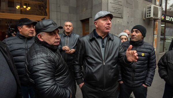 Акция протеста импортеров автомобилей перед зданием КГД (27 ноября 2019). Еревaн - Sputnik Армения