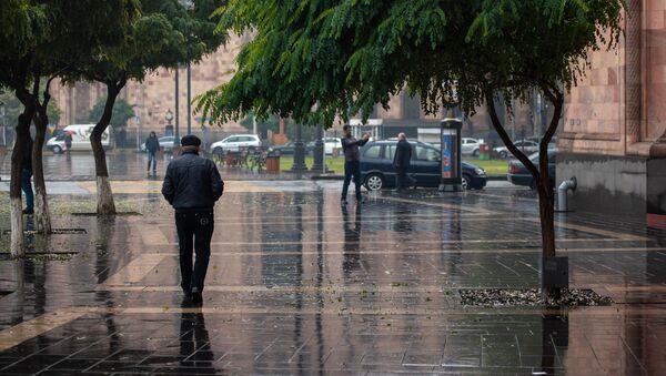 Мужчина прогуливается в дождливую погоду - Sputnik Արմենիա