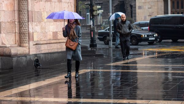 Люди прогуливаются в дождливую погоду - Sputnik Армения