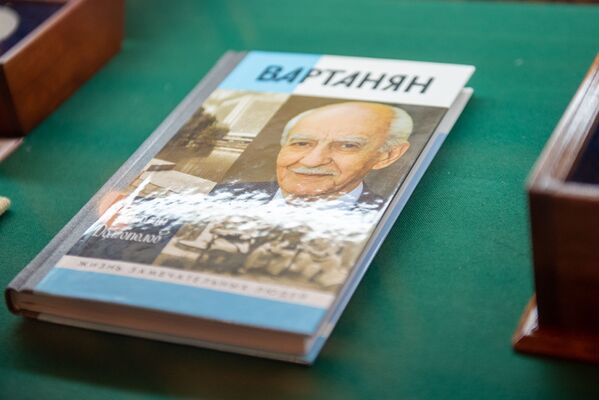 Книга Николая Долгополова Вартанян в музее СНБ Армении Книга Николая Долгополова Вартанян в музее СНБ Армении - Sputnik Армения