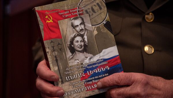 Петрос Петросян с книгой Бессмертная легенда - Sputnik Արմենիա