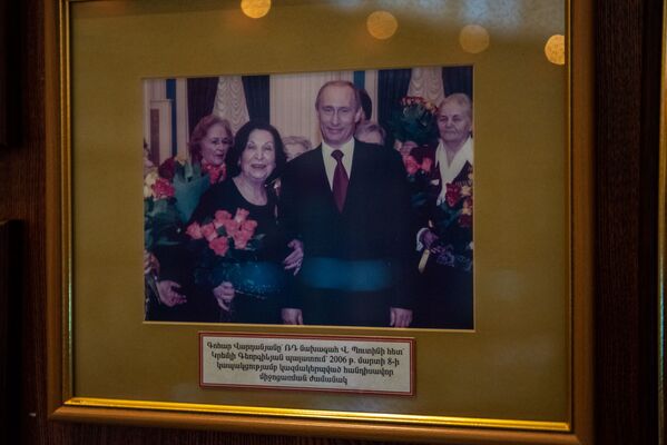 Фотография Гоар Вартанян и президента России Владимира Путина во время торжественного приема в честь 8 марта Кремле в музее СНБ Армении Фотография Гоар Вартанян и президента России Владимира Путина во время торжественного приема в честь 8 марта Кремле в музее СНБ Армении - Sputnik Армения