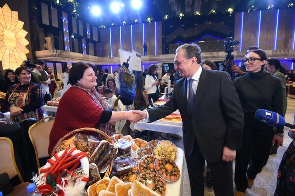 Зограб Мнацаканян посетил выставку Christmas Bazaar - Sputnik Армения