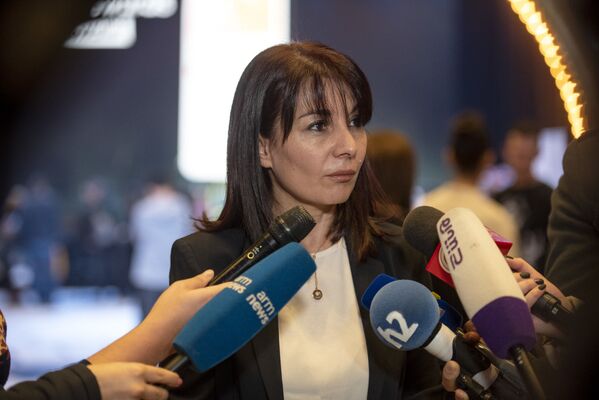 Супруга главы МИД Армении Зограба Мнацаканяна Ирина Игитханян на выставке Christmas Bazaar - Sputnik Армения