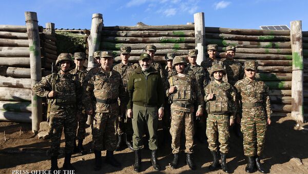 Премьер-министр Армении Никол Пашинян побывал на оборонительных позициях в Нагорном Карабахе - Sputnik Армения