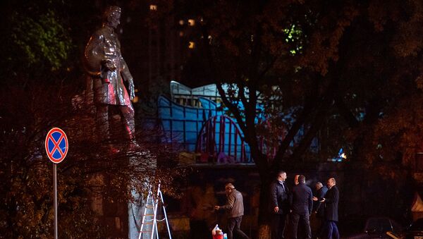 Городские власти пресекли акт вандализма у памятника Александру Грибоедову (2 декабря 2019) Еревaн - Sputnik Армения