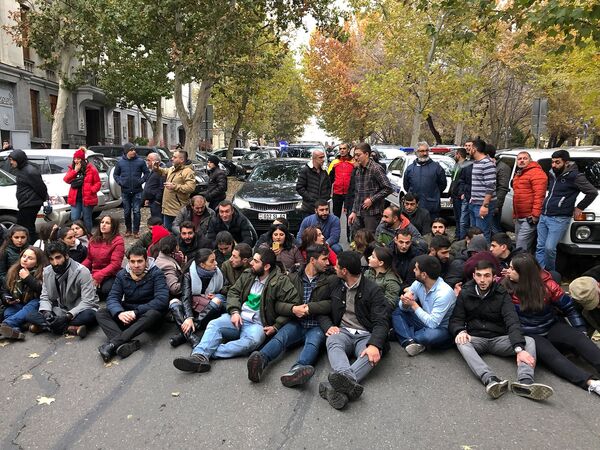 Լարված իրավիճակ Երևանում. ոստիկանները երիտասարդներին ուժով հեռացրին նախարարության մոտից Լարված իրավիճակ Երևանում. ոստիկանները երիտասարդներին ուժով հեռացրին նախարարության մոտից - Sputnik Արմենիա