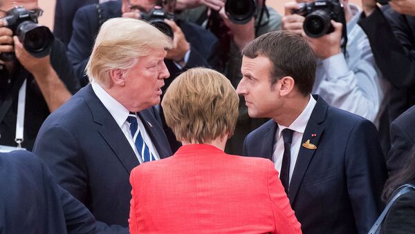 Президент США Дональд Трамп, канцлер Германии Ангела Меркель и президент Франции Эммануэль Макрон в беседе во время первой рабочей сессии саммита G-20 (7 июля 2017). Гамбург - Sputnik Армения