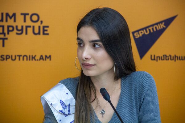 Вторая вице-мисс Алина Агекян на пресс-конференции обладательницы титула «Ереванская красавица» (4 декабря 2019). Еревaн Вторая вице-мисс Алина Агекян на пресс-конференции обладательницы титула «Ереванская красавица» (4 декабря 2019). Еревaн - Sputnik Армения