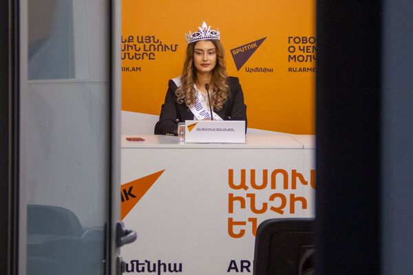 Мисс Ереванская красавица Ангелина Тананян на пресс-конференции обладательницы титула «Ереванская красавица» (4 декабря 2019). Еревaн - Sputnik Армения