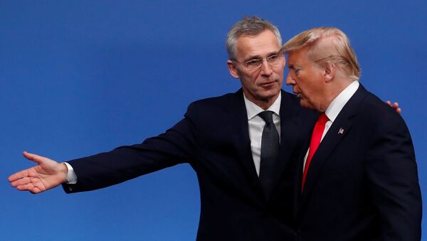 Генеральный секретарь НАТО Йенс Столтенберг приветствует президента США Дональда Трампа на саммите лидеров НАТО (4 декабря 2019). Уотфорд - Sputnik Армения