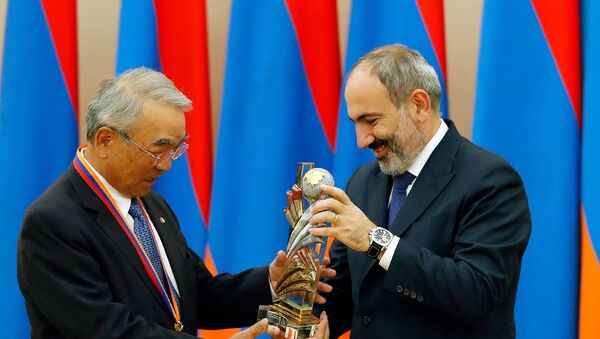 Премьер-министр Пашинян вручает доктору Такео Канаде государственную премию (15 ноября 2019). Ереван - Sputnik Արմենիա