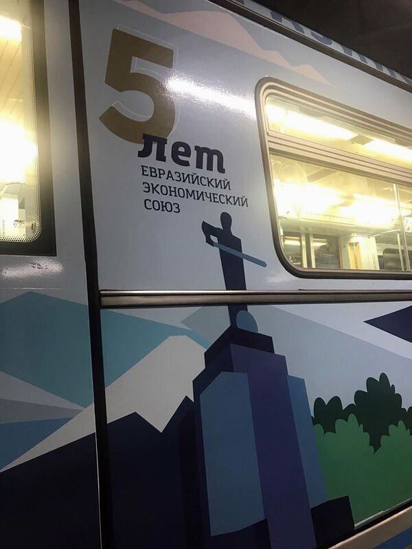 В Москве запущен тематический поезд к 5-летию ЕАЭС: как выглядит вагон Армения? В Москве запущен тематический поезд к 5-летию ЕАЭС: как выглядит вагон Армения? - Sputnik Армения