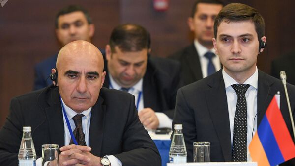 Армянская делегация на 14-м заседании межправительственной комиссии по проекту TRACECA (6 декабря 2019). Баку - Sputnik Армения