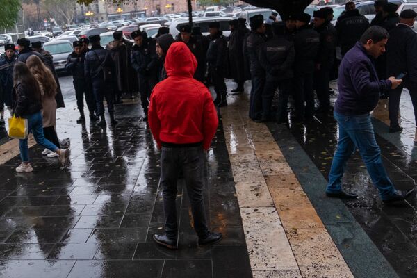 Подросток в красной куртке на площади Республики - Sputnik Армения