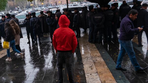 Подросток в красной куртке на площади Республики - Sputnik Армения