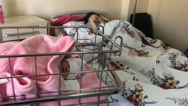 Новорожденная Нарэ с матерью в палате - Sputnik Армения