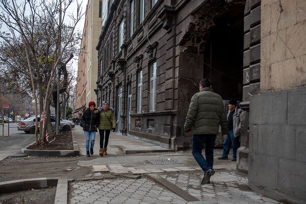После хаоса: что откроют на месте бывшей библиотеки им. Исаакяна после 4-летней стройки После хаоса: что откроют на месте бывшей библиотеки им. Исаакяна после 4-летней стройки - Sputnik Армения