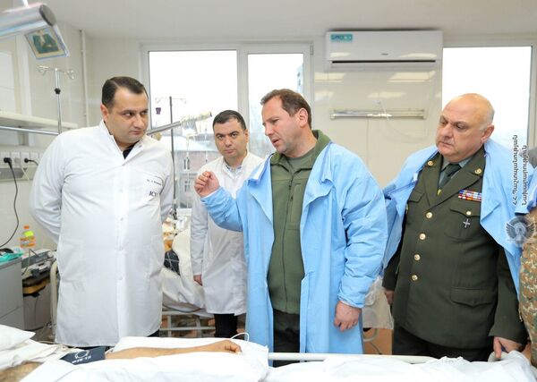 Դավիթ Տոնոյանն այցելել է հոսպիտալ, տեսակցել վիրավոր զինծառայողներին Դավիթ Տոնոյանն այցելել է հոսպիտալ, տեսակցել վիրավոր զինծառայողներին - Sputnik Արմենիա