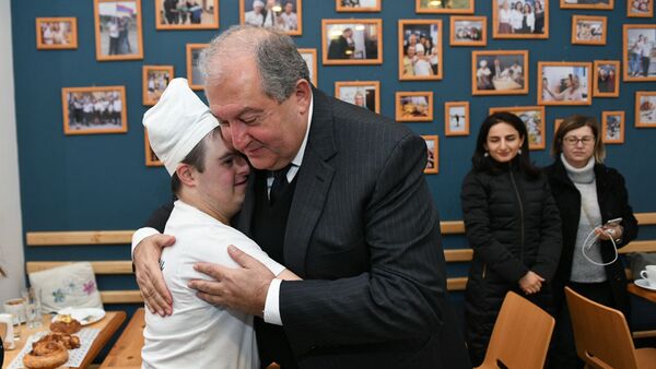 Президент Армен Саркисян посетил инклюзивную пекарню-кафе Арегак (7 декабря 2019). Гюмри - Sputnik Армения