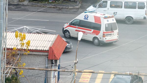 Автомобиль скорой помощи у медицинского центра Сурб Асвацамайр - Sputnik Армения
