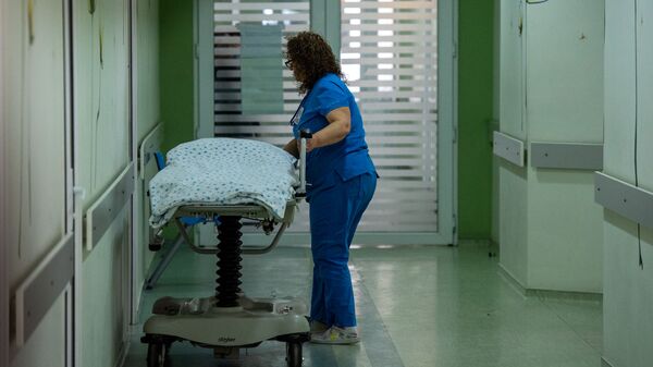 Медработник в коридоре медицинского центра Сурб Асвацамайр - Sputnik Армения
