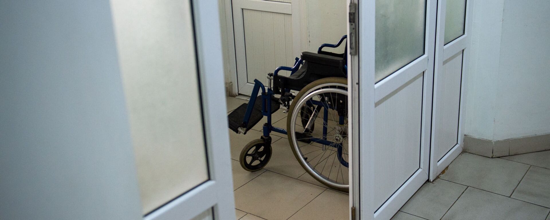 Инвалидная коляска в коридоре медицинского центра Сурб Асвацамайр - Sputnik Армения, 1920, 29.09.2021